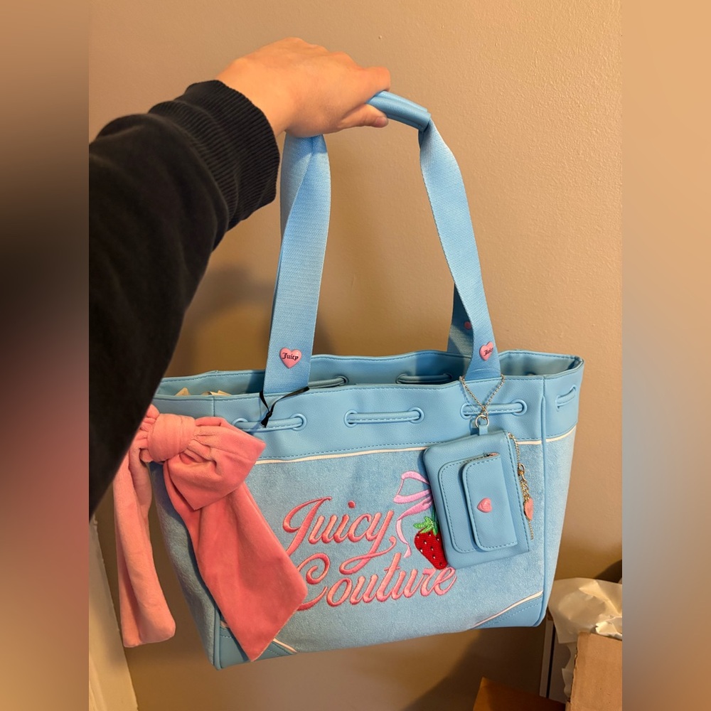 NWT VIRAL Juicy Couture Retro Strawberry Tote 💙💙💙